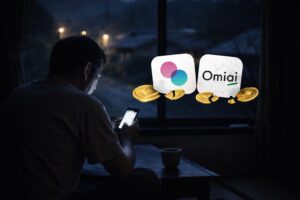 夜の暗い部屋で、スマートフォンを見つめる中年男性の後ろ姿。窓の外にはぼんやりとした街灯と住宅が見え、画面の光が手元を照らしている。画面右側にはマッチングアプリのアイコンと割れたコインのイメージが浮かび、静かで少し切ない雰囲気が漂う。